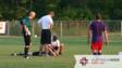 一个足球运动员与头部受伤躺在地上