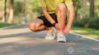 年轻的成年男性运行期间和他的肌肉疼痛。跑步的人有腿疼由于脚踝扭伤或阿基里斯肌腱炎。运动损伤和医学概念